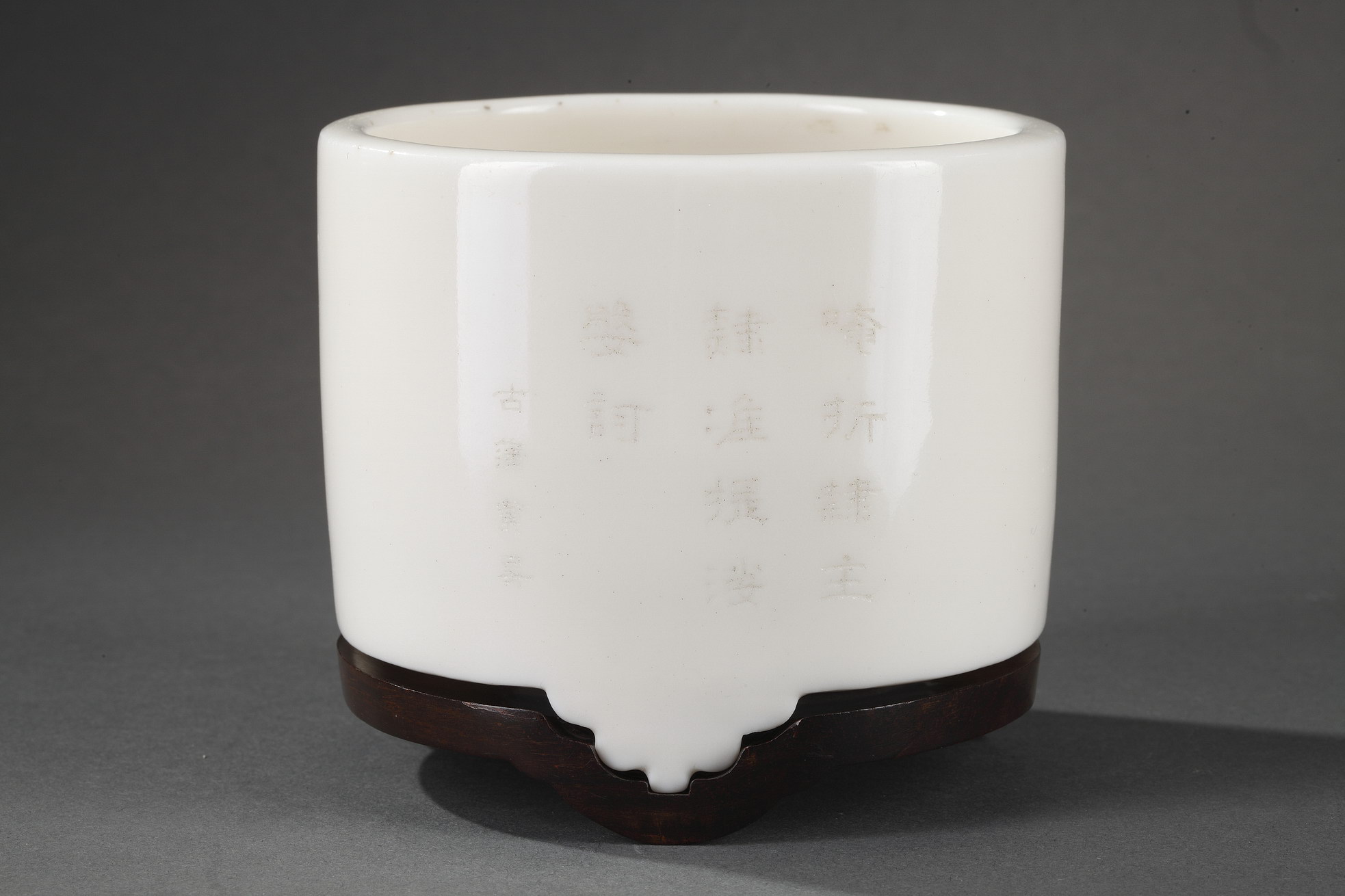 Incense burner "blanc de Chine" porcelain with a engraved sutra